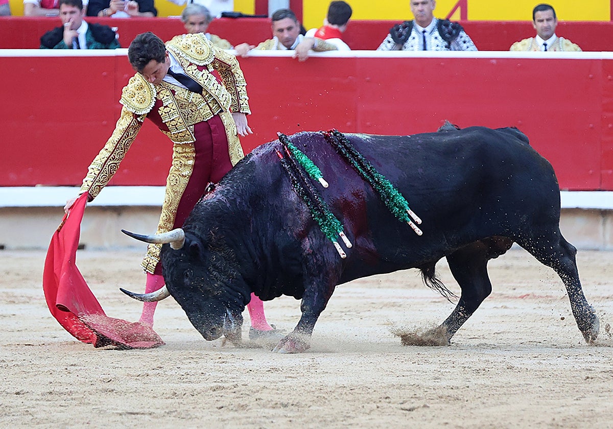 Derechazo de Daniel Luque al sexto toro