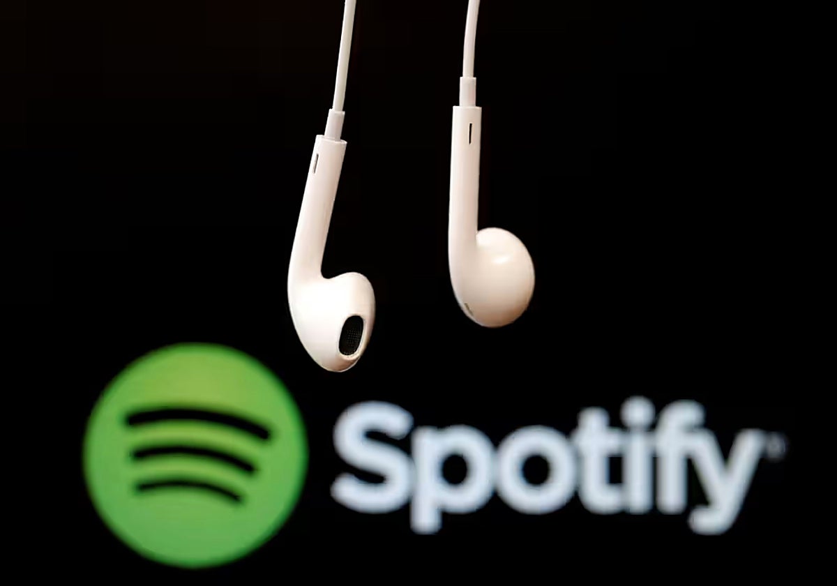 El logo de Spotify frente a unos cascos caídos