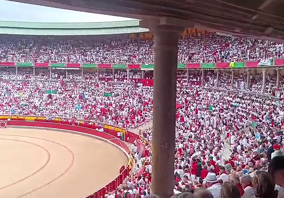 Momento de la pitada a Joseba Asiron antes de comenzar la primera corrida de San Fermín