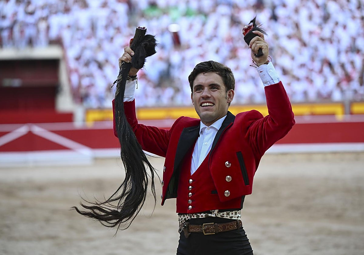Guillermo Hermoso de Mendoza pasea las dos orejas y el rabo del sexto toro