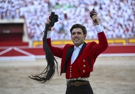 Guillermo Hermoso de Mendoza pasea las dos orejas y el rabo del sexto toro