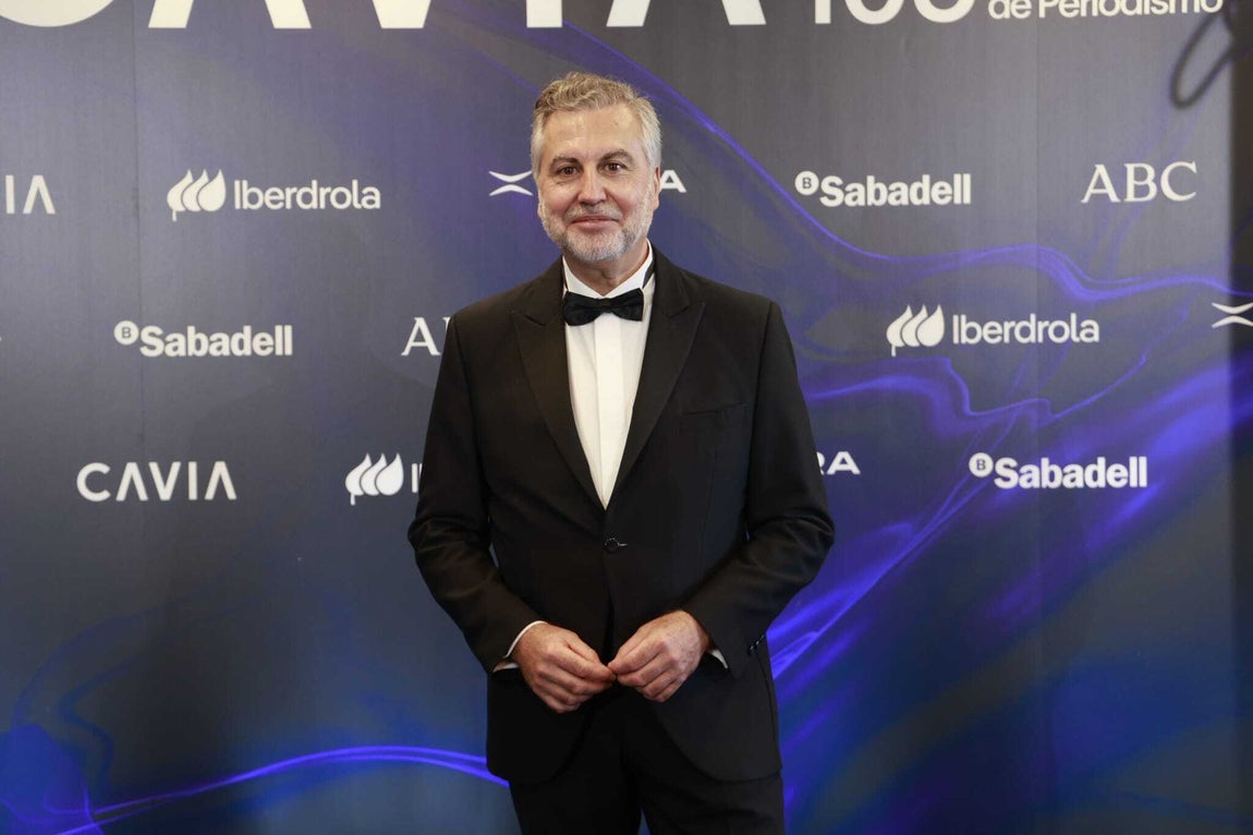 Carlos Alsina, ganador del premio Luca de Tena, posa antes de comenzar la cena de los Cavia