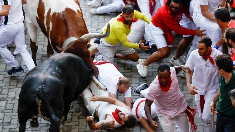 Caminante se voltea y hace contener el aliento en el segundo encierro de San Fermín