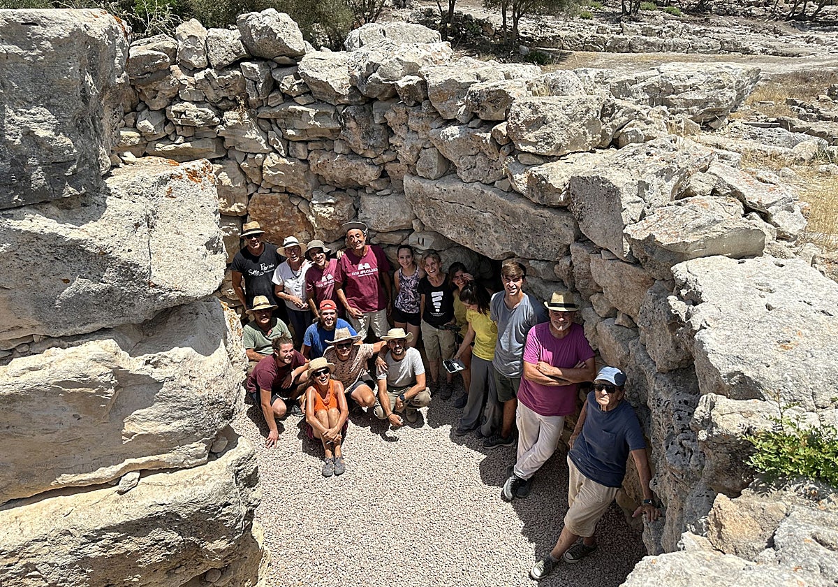 El equipo que ha participado en los trabajos arqueológicos en Son Fornés en la campaña que finalizó en junio