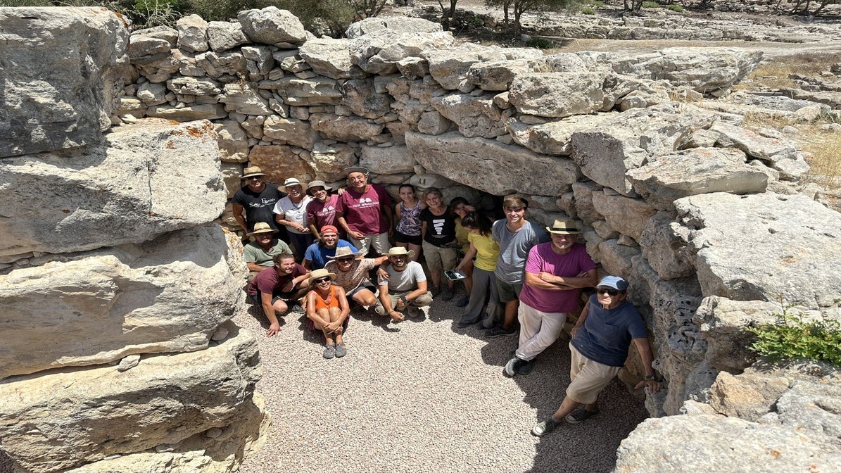 El equipo que ha participado en los trabajos arqueológicos en Son Fornés en la campaña que finalizó en junio