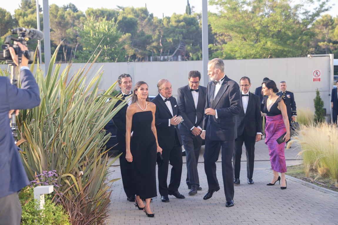 Llegada de Don Felipe y Doña Letizia a la sede de Vocento, junto a Julián Quirós, Ignacio Ybarra, Óscar López, Isabel Díaz Ayuso y Camilo Villarino