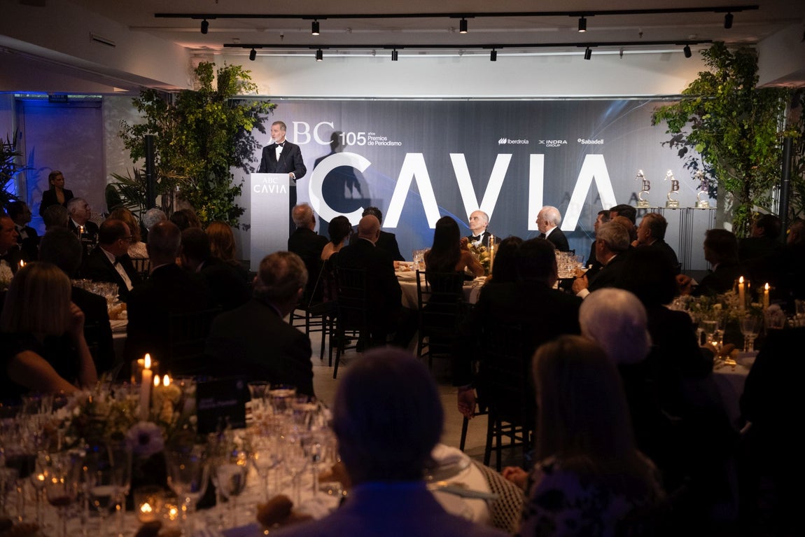 Don Felipe pronuncia su discurso durante la cena de los premios Cavia