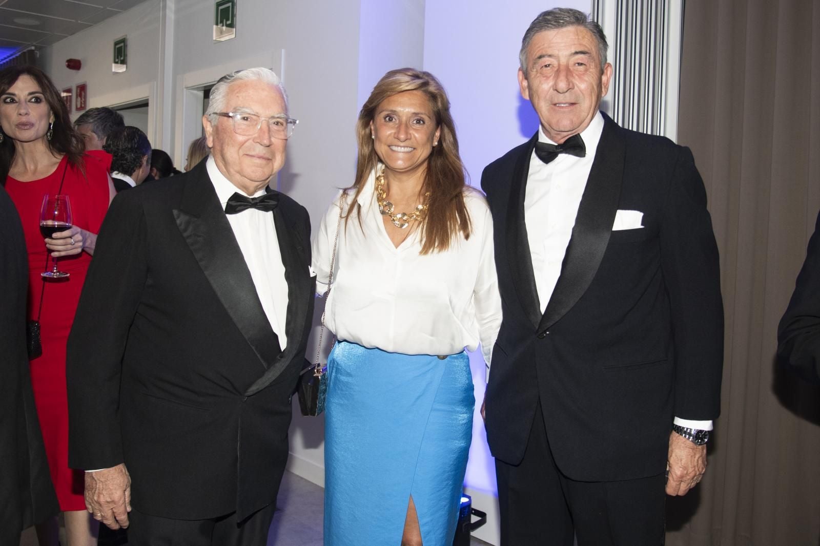 Enrique Moreno de la Cova, del consejo de ABC Sevilla, junto a Ana Delgado, directora general de ABC, y el empresario Santiago de León y Domecq, durante el cóctel