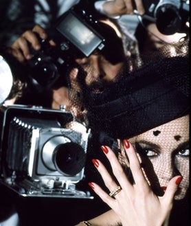 Imagen secundaria 2 - De arriba abajo, Anjelica Huston y Manolo Blahnik; retrato de Jean Shrimpton de 1965; y 'Sue Purdy Advertising', todas ellas de David Bailey