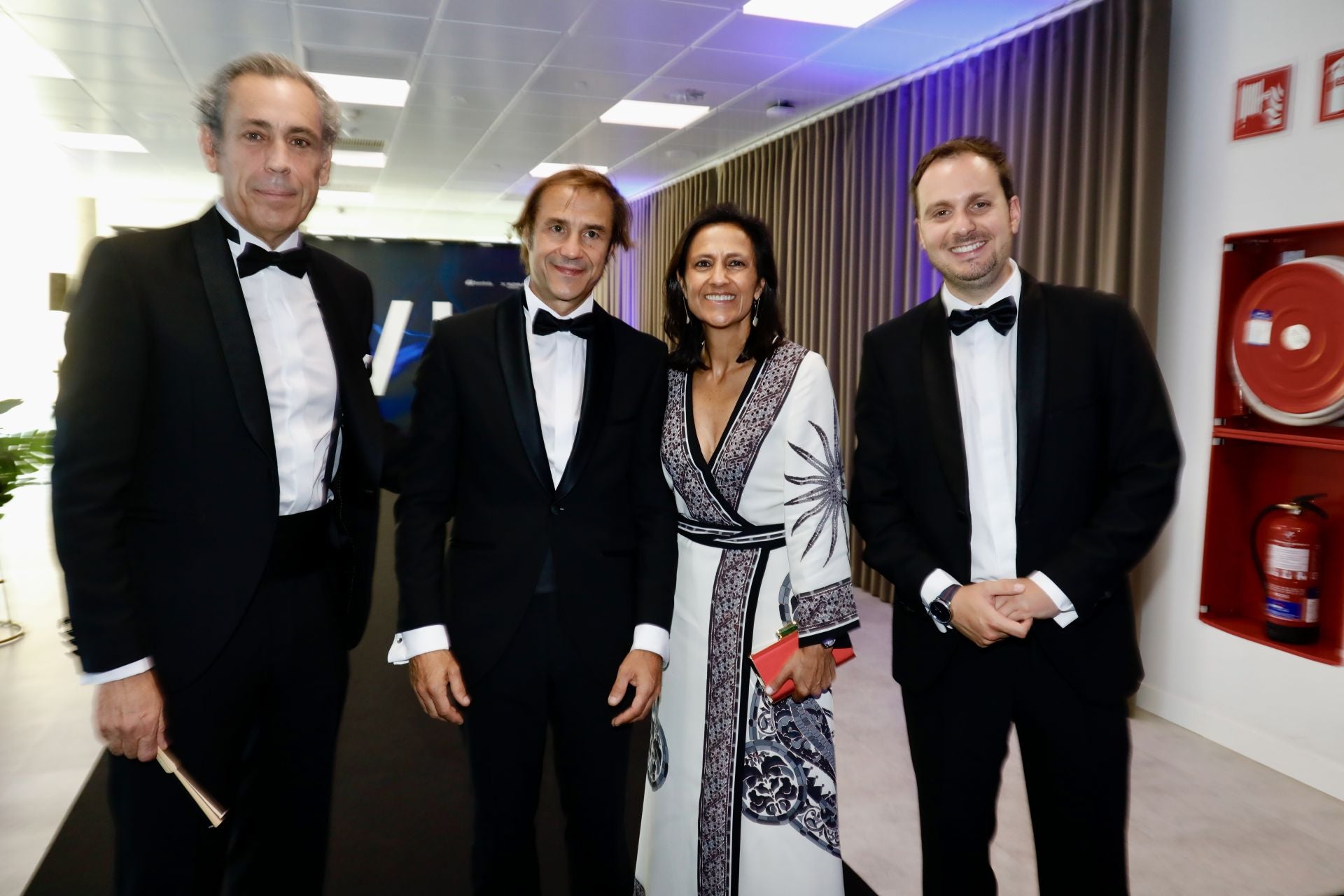 El CEO de Vocento, durante el cóctel junto al director general comercial de Vocento, Juan Pedro Díaz Armendáriz, la directora global de Fiscalidad de Iberdrola, Begoña García-Rozado, y Jonathan Gómez Cantero, de la dirección de Comunicación de Iberdrola