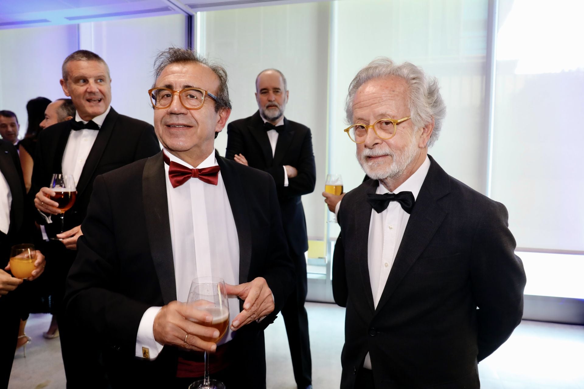 El crítico de cine de ABC Oti R. Marchante y el director de cine Fernando Colomo, hablando durante el cóctel previo a la entrega de premios