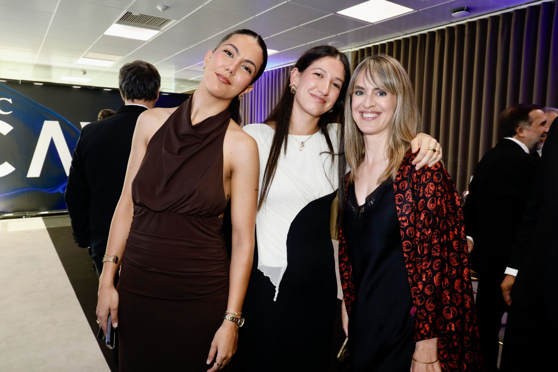 Lucía e Inés Rodríguez, hijas de Txema Rodríguez, junto a la pareja de este, Graciela Portilla