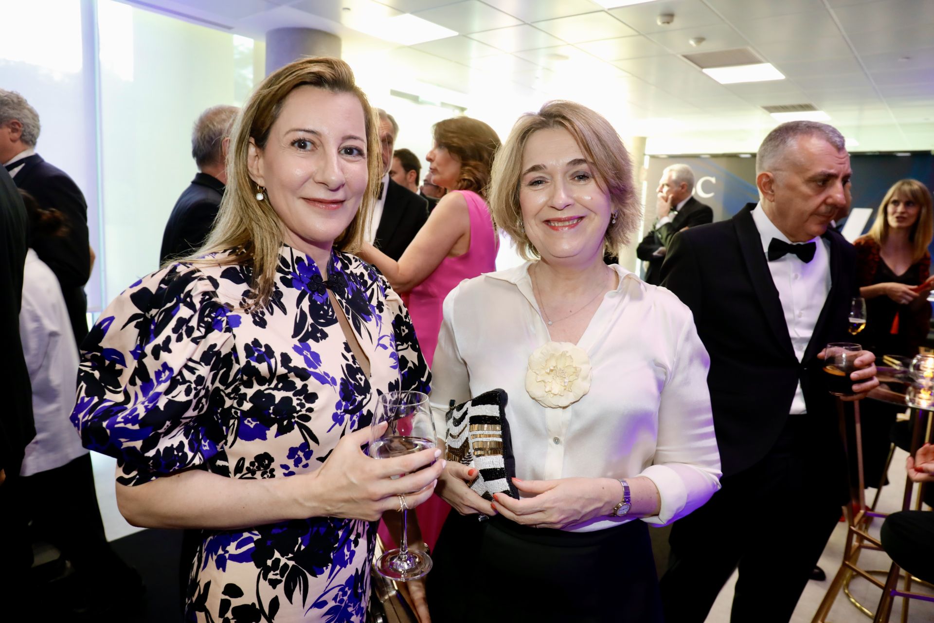 La escritora Eva García Saenz de Urturi hablando con la delegada de Cultura, Turismo y Deporte del Ayuntamiento de Madrid, Marta Rivera de la Cruz