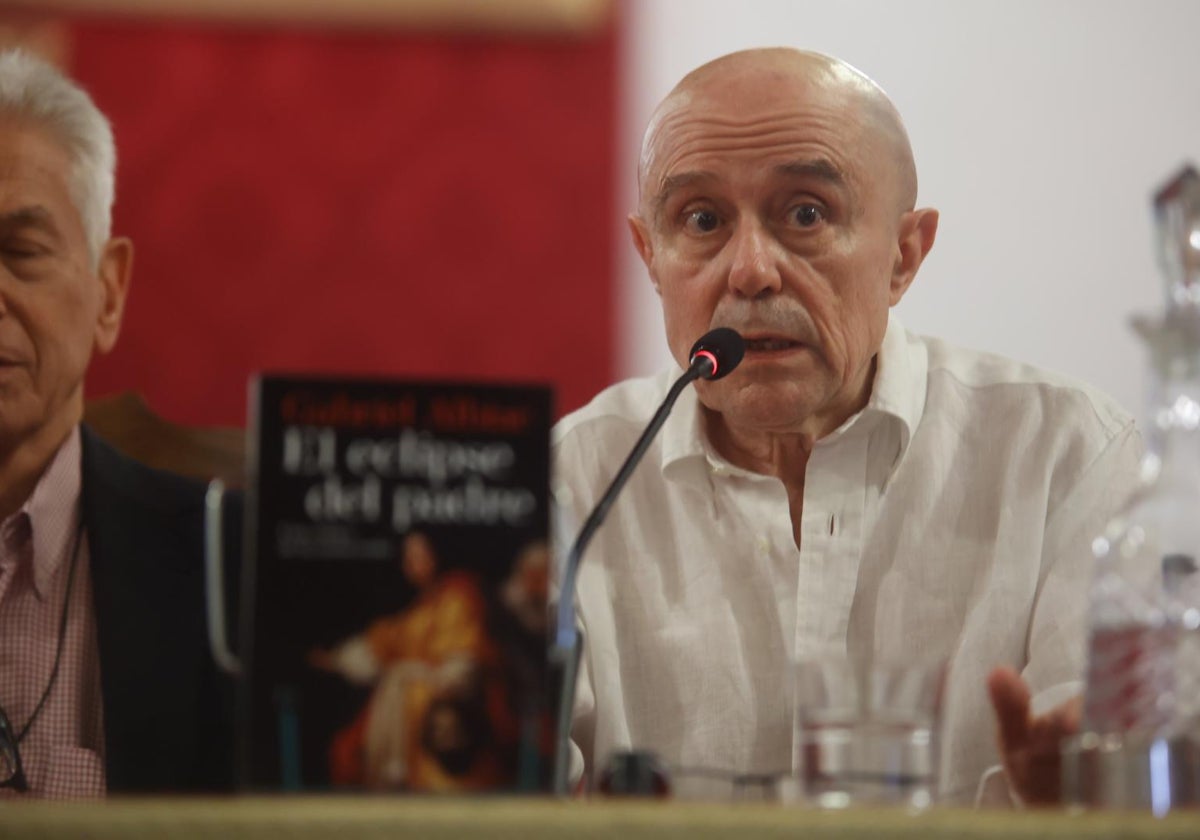 Gabriel Albiac en la presentación, en Sevilla, de su último libro