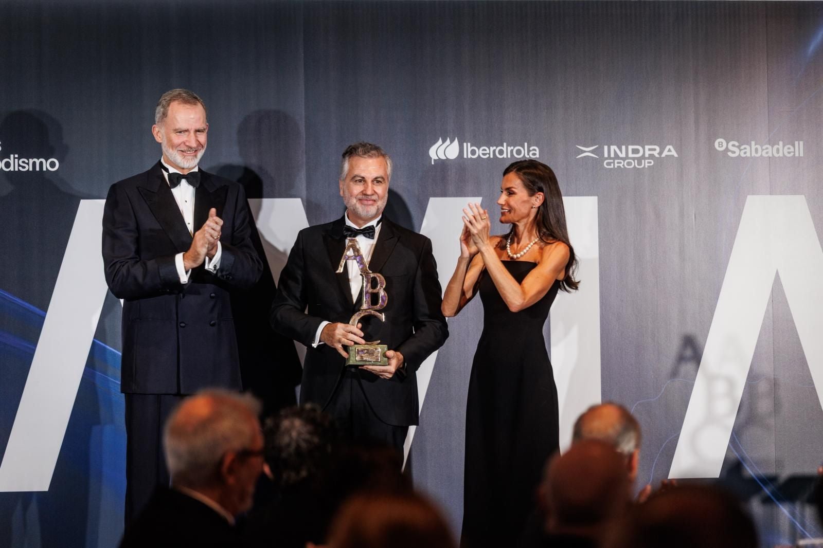 Carlos Alsina recibiendo el premio Luca de Tena de SS.MM. los Reyes