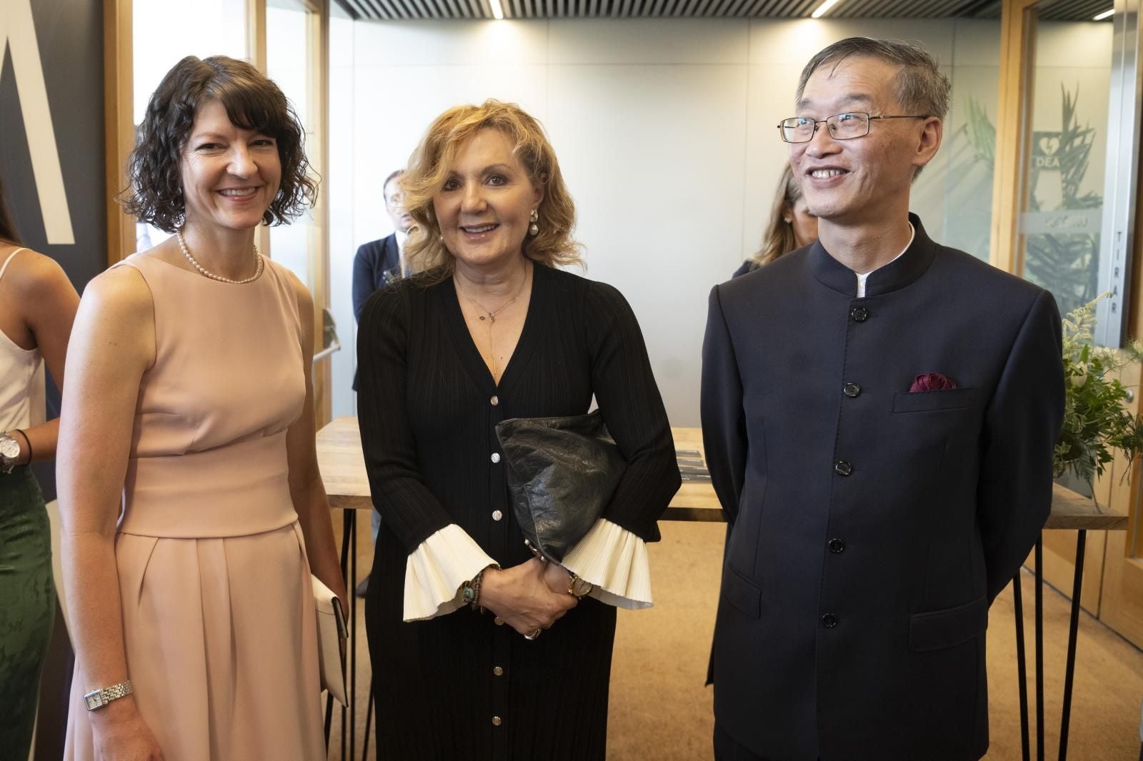 Rian Harris, encargada de negocios a.i. de EE.UU.; Aglaia Balta, embajadora de Grecia, y Yao Jing, embajador de China