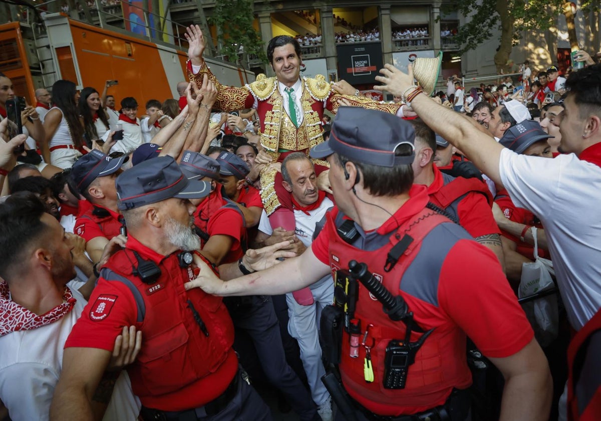 Morante de la Puebla sale a hombros entre la multitud