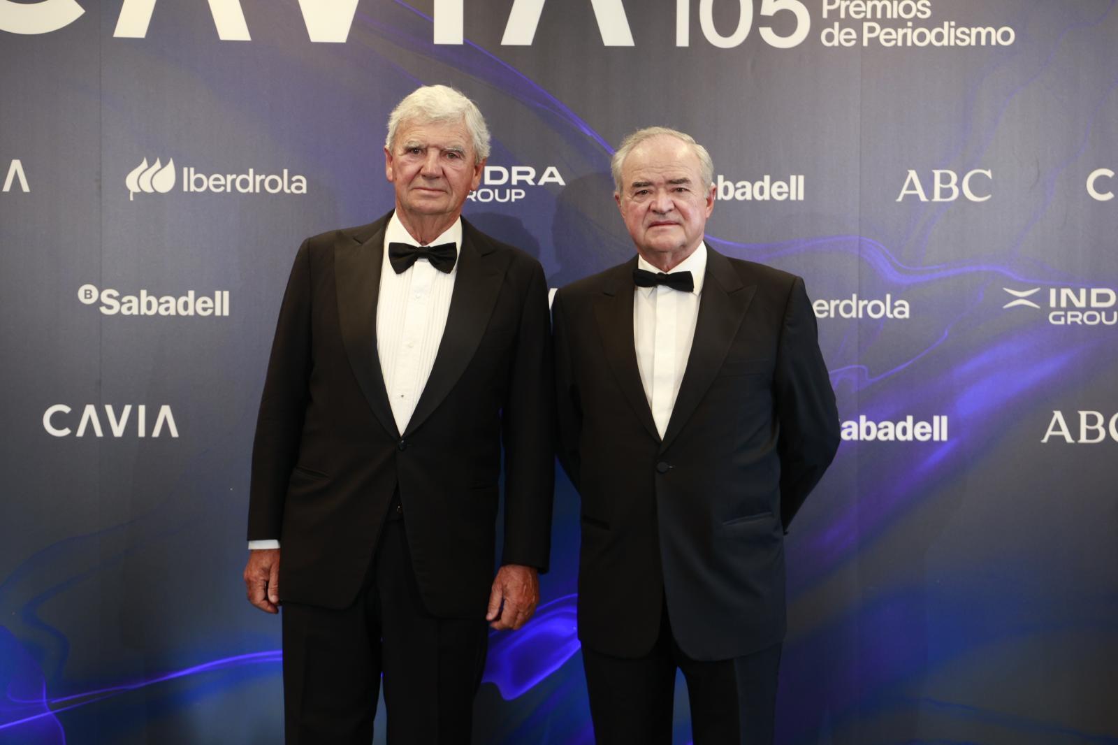 Santiago Bergareche junto a Jorge Bergareche, consejero de Vocento, durante el 'photocall' de los Premios Cavia