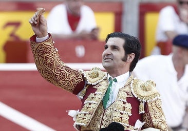 Morante sale a hombros por primera vez en Pamplona