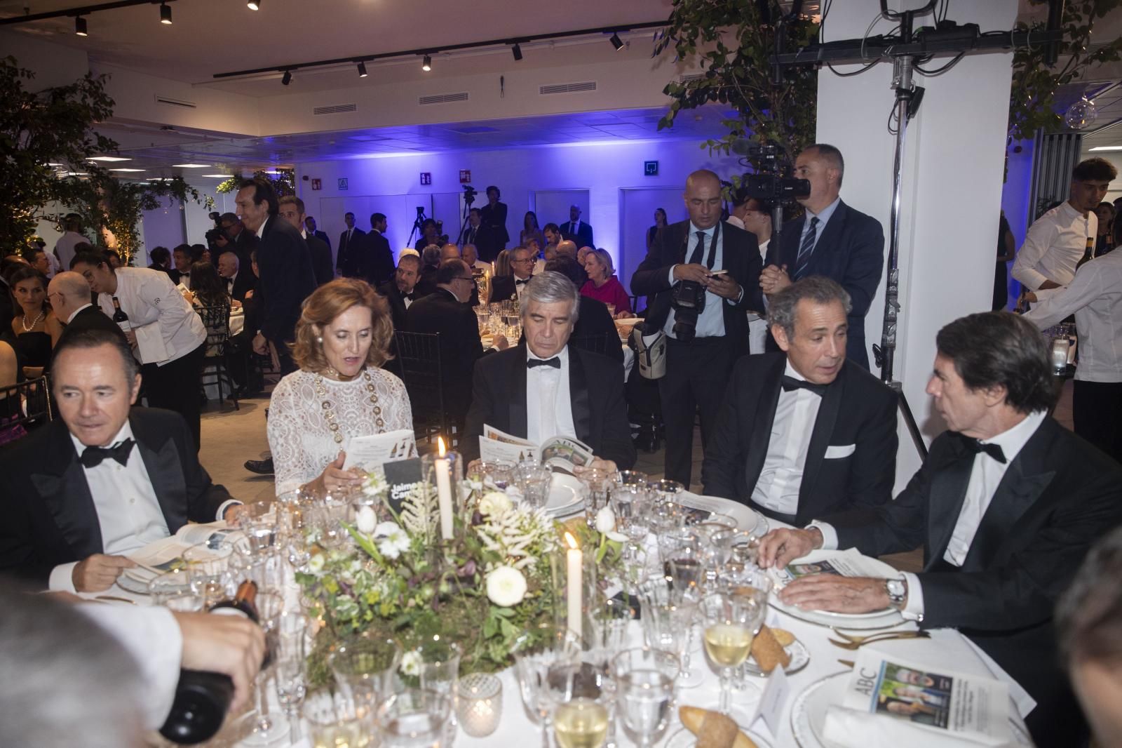 Otra de las mesas, Cristóbal Paredes, director general y director de Banca Corporativa de Banco Sabadell con Laura González-Molero, presidenta de DKV; Francisco Reynés, presidente de Naturgy; el CEO de Vocento, Manuel Mirat; y el expresidente del Gobierno, José María Aznar