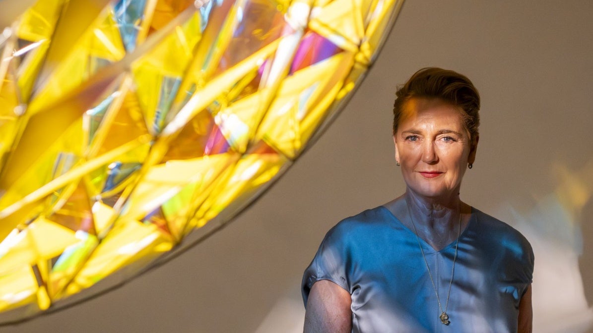 Francesca Thyssen-Bornemisza junto a la pieza de Olafur Eliasson de su colección