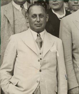 Imagen secundaria 2 - Daniel Strauss, arriba con el boxeador Max Schmeling (3) y Josep Maria Massip i Izàbal (2), director de La Humanitat, organo de la Esquerra Republicana de Catalunya, tomando un café en un establecimiento de Sitges. Abajo con el presidente de la Generalidad de Cataluña, Lluis Companys (en el centro, con traje claro) el boxeador Max Schmeling, a la derecha de éste, en una visita al antiguo Palacio de la Diputación provincial de Barcelona.