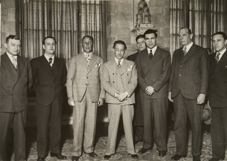 Imagen secundaria 1 - Daniel Strauss, arriba con el boxeador Max Schmeling (3) y Josep Maria Massip i Izàbal (2), director de La Humanitat, organo de la Esquerra Republicana de Catalunya, tomando un café en un establecimiento de Sitges. Abajo con el presidente de la Generalidad de Cataluña, Lluis Companys (en el centro, con traje claro) el boxeador Max Schmeling, a la derecha de éste, en una visita al antiguo Palacio de la Diputación provincial de Barcelona.