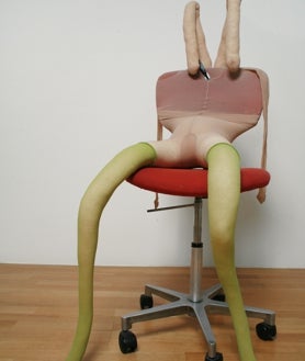 Imagen secundaria 2 - De arriba abajo, Francesca Thyssen en las salas del museos; detalle del montaje de 'Terrafilia' y 'Bunny Gets Snookered', de Sarah Lucas