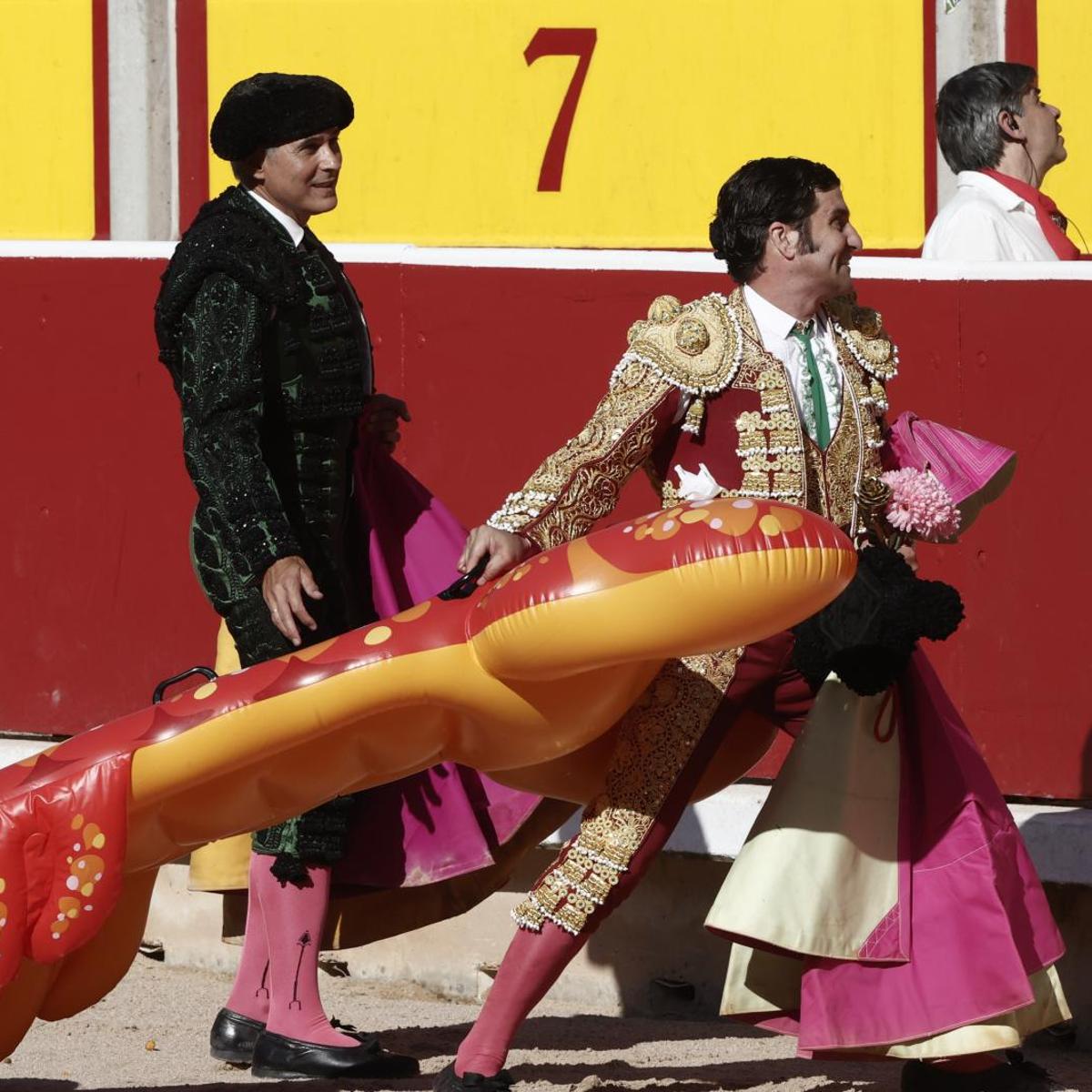 Morante de la Puebla, con la colchoneta de cangrejo que le lanzaron desde el 7