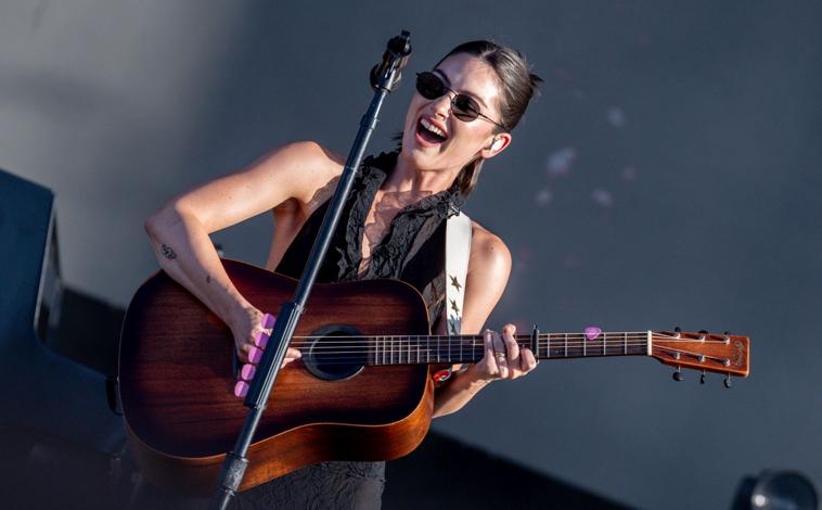 Imagen principal - Gracie Abrams durante su actuación. Abajo, el público del Mad Cool