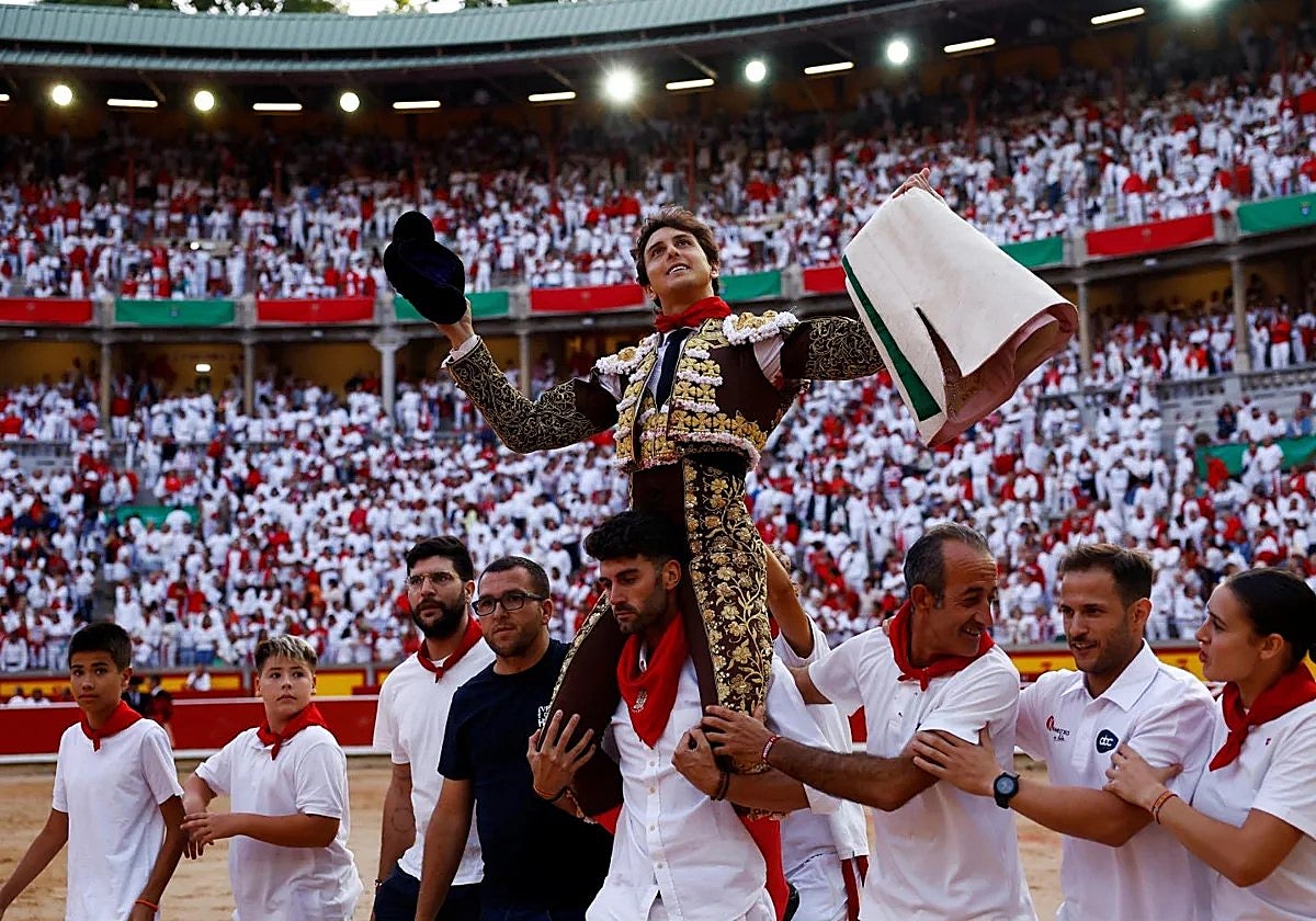 Andrés Roca Rey sale a hombros en Pamplona