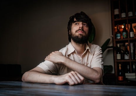 Imagen secundaria 1 - El escritor, traductor, pintor y músico David Uclés, en el Café del Nuncio, Madrid.