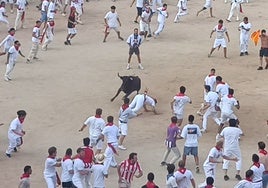 Las vaquillas de San Fermín: volteretas para todos, caídas y bajadas de pantalones