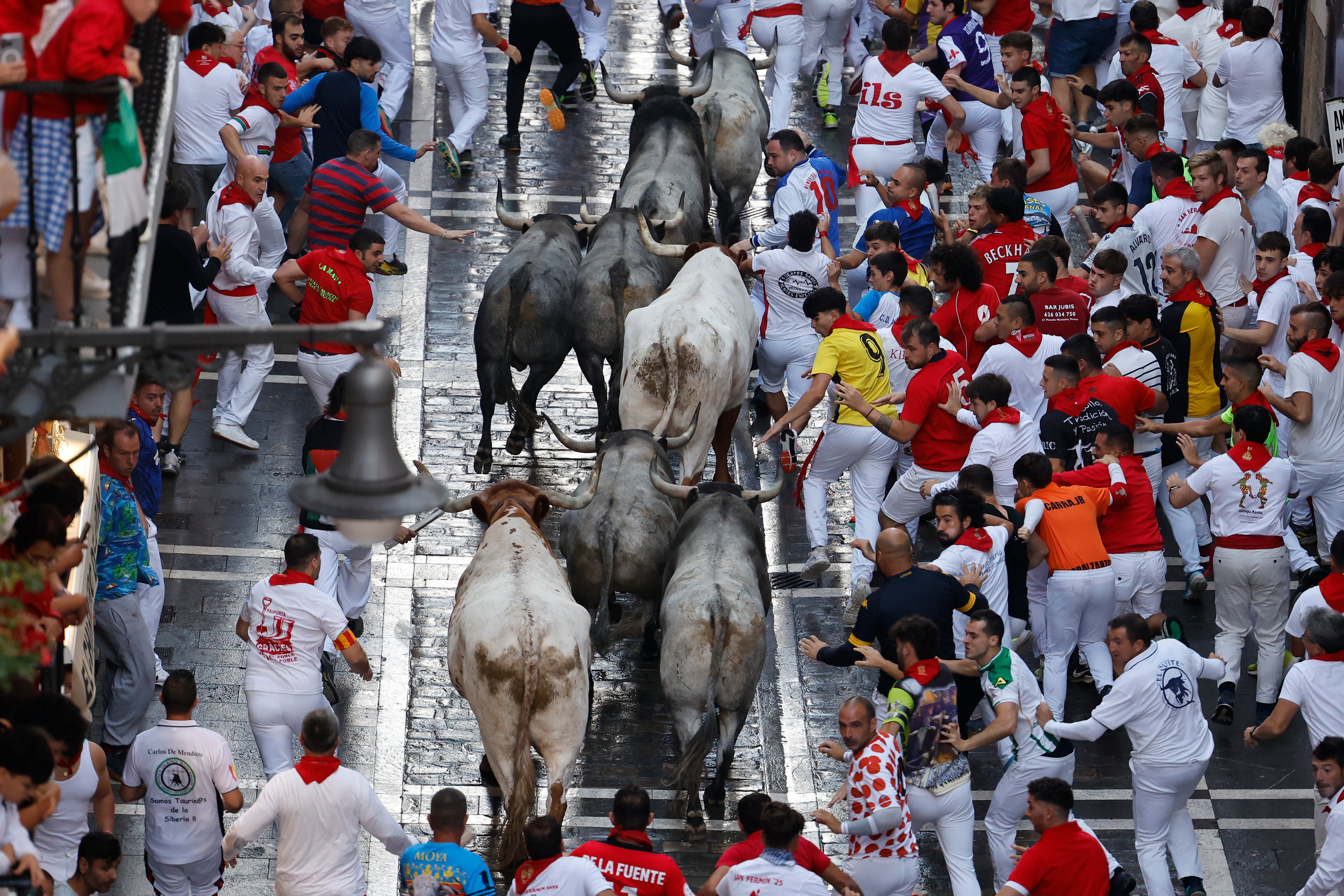 El sexto encierro de los Sanfermines, en imágenes
