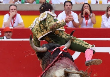 La corrida de Escolar roza la tragedia: Juan de Castilla, percance al entrar a matar; Callejero se ceba con Rafaelillo en la cogida más terrorífica