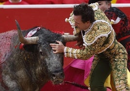 La corrida de Escolar roza la tragedia: Juan de Castilla, percance al entrar a matar; Callejero se ceba con Rafaelillo en la cogida más terrorífica