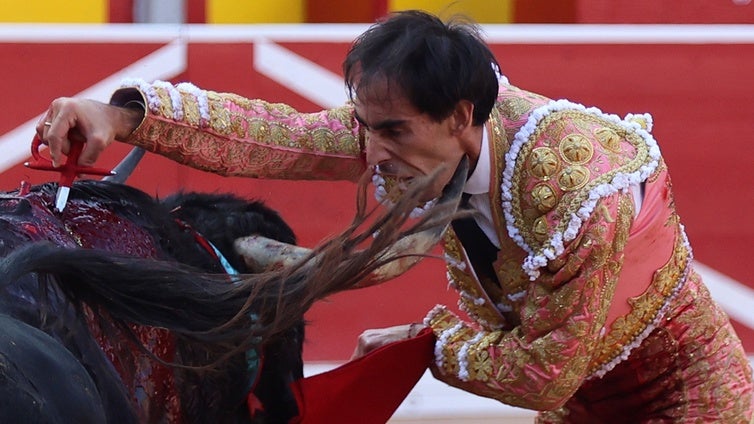 Fortes y su toreo de mirlo blanco, a hombros con  Adrián tras la voltereta