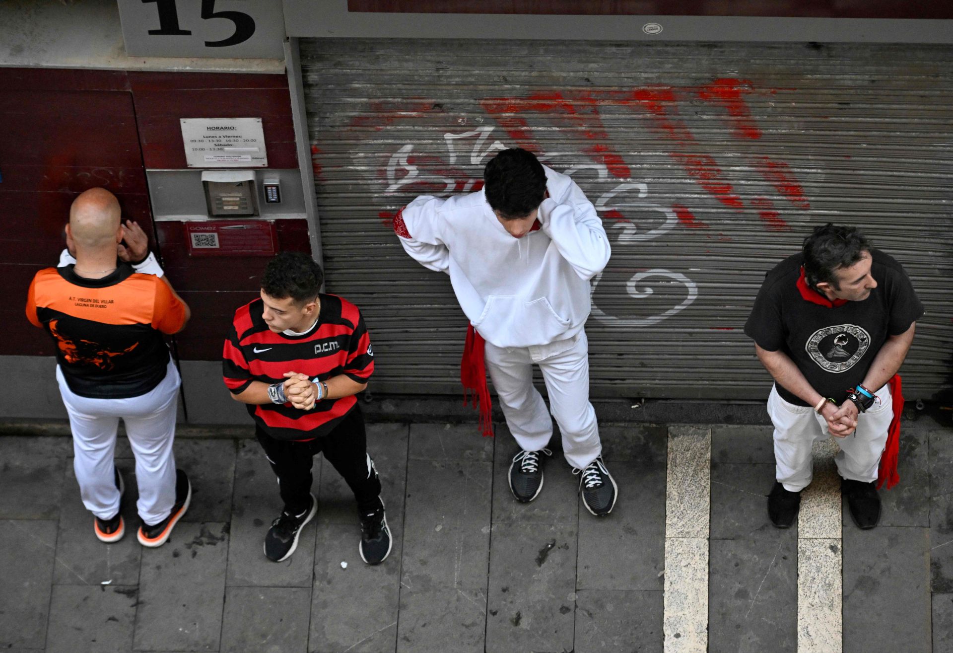 Asistentes al último encierro de los Sanfermines 2025.