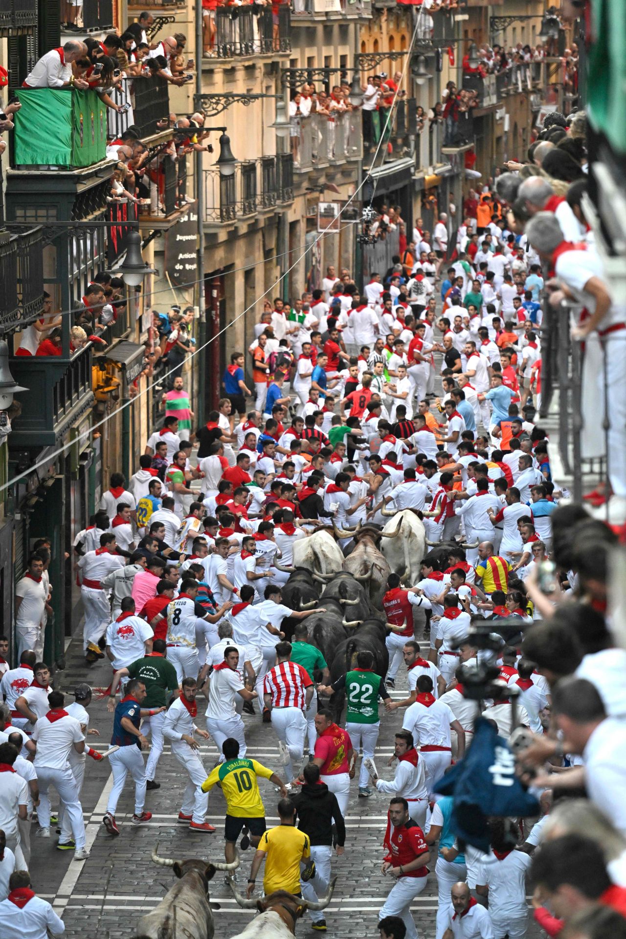 Corredores y miuras en el último de los Sanfermines de este 2025.