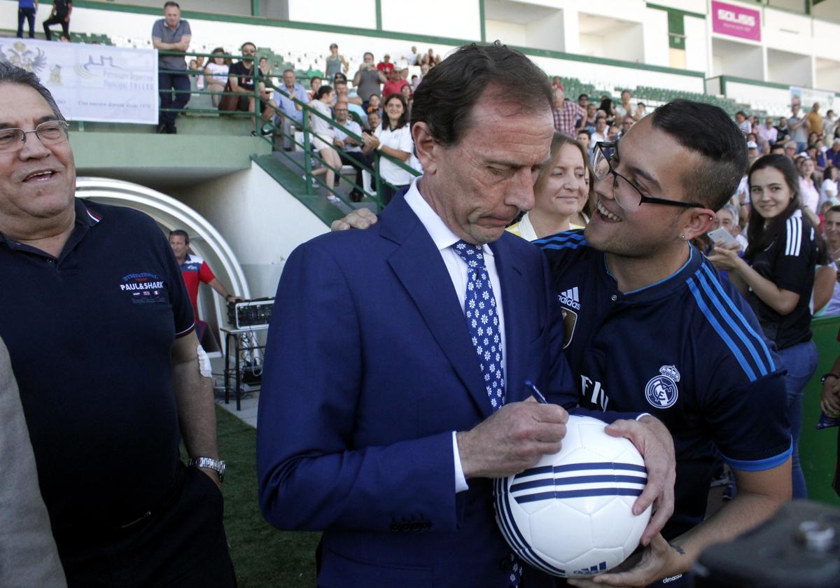 Emilio Butragueño atiende a los fans