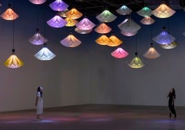 Detalle del montaje de 'Meadow', de Studio DRIFT, en Superblue (Miami, 2021)