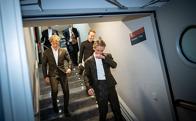 Imagen principal - Los pianistas Lucas y Arthur Jussen antes y después del concierto en el Auditorio Nacional