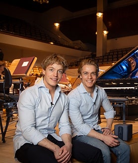Imagen secundaria 2 - Arthur y Lucas Jussen, pianistas, durante un ensayo en el Auditorio Nacional previo al concierto