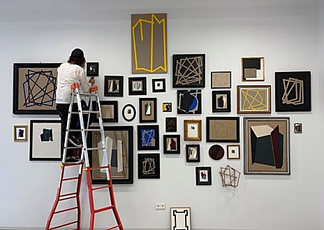 Imagen secundaria 1 - De arriba abajo, Jong Oh, durante la ejecución de uno de sus ptrabajos; FOD instalando la pieza central de su propuesta en La Naval; y obra de la serie 'Gold', de Bohnchang Koo, en la Domus del Pórtico