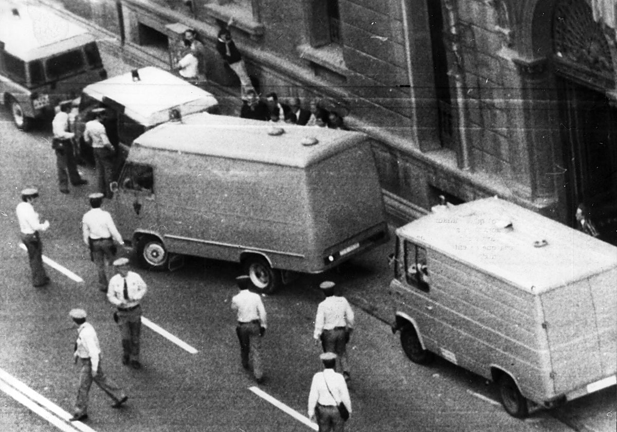 Un furgón policial con los acusados del crimen de Belate sale de la Audiencia de Pamplona