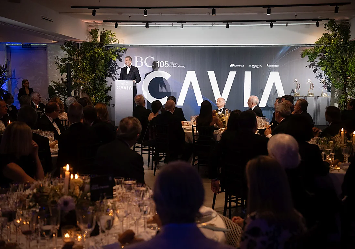 Don Felipe pronuncia su discurso durante la cena de los premios Cavia
