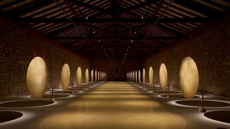 'A lo largo del día', compuesta por 24 gongs suspendidos, en Bodegas CVNE de La Rioja
