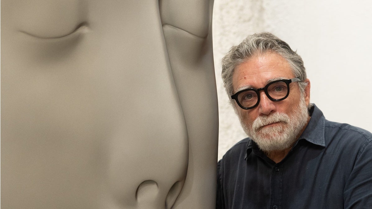 Jaume Plensa, junto a una cabeza en basalto en su estudio