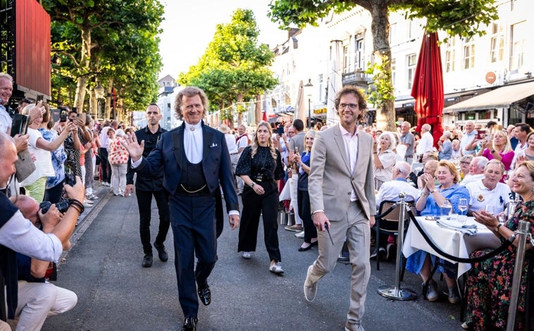 Imagen principal - El desfile de André Rieu, los fans, y los bailarines del conjunto bailando un vals durante el concierto