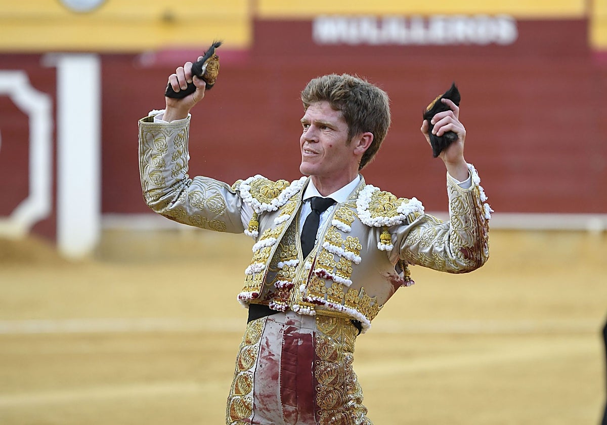 Borja Jiménez muestra las dos orejas de su primer toro